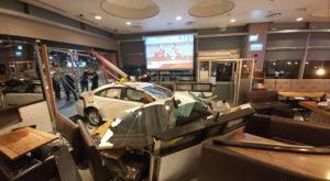 המונית שפגעה במסעדה צילום: דוברות המשטרה חדשות