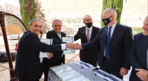 הרצל ובלפור חקק מקבלים את הפרס משר החינוך צילום: אליהו ינאי חדשות