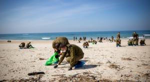 ניקוי חוף פלמחים, אתמול צילום: יונתן סינדל/ פלאש 90 חדשות