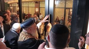 קביעת מזוזה צילום: אנטריקוט ברנז'ה