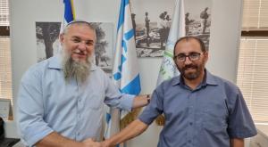 הרב רפי אוסטרוף עם שלמה נאמן צילום: דוברות המועצה האזורית גוש עציון ברנז'ה