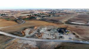 שרידי בית האחוזה שנחשף ברהט, ובמרכזם מערכת הקמרונות. בית האחוזה הוא הראשון מסוגו שהתגלה בנגב צילום: אמיל אלג'ם, רשות העתיקות חדשות