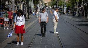 עומדים בצפירה ביום השואה צילום: Yonatan Sindel/Flash90 ברנז'ה