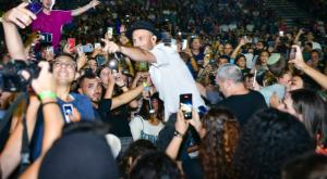 נתן גושן מול אלפי תושבי בנימין צילום: מאיר אליפור ברנז'ה