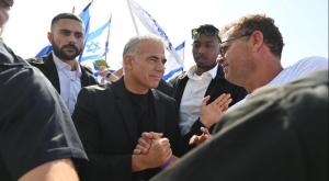 לפיד בסיור אחרון צילום: אלעד גוטמן חדשות