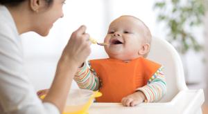 אמא מאכילה תינוק, אילוסטרציה צילום: shutterstock הורים וילדים