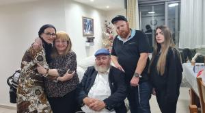 גיטי קליינרמן ומשפחתו של שלום רוטבן צילום: טל מרום חדשות