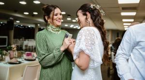 אמילי עמרוסי עם הבת צילום: רעות לביא - רעותה. איפור: שירי מזרחי. עיצוב אולם: שני שמרלר ברנז'ה