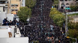 הלווית הרב קנייבסקי זצ"ל בשנה שעברה צילום: Yonatan Sindel/Flash90 חדשות