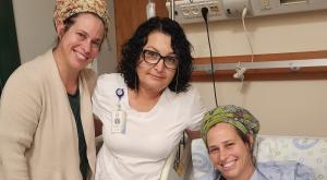 מיכל אלון המאושפזת יחד עם ורוניקה |  צילום: דוברות המרכז הרפואי הלל יפה ברנז'ה