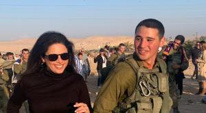 איילת שקד רצה את הקילומטר האחרון עם אורי |  צילום: ללא ברנז'ה