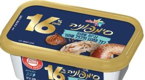 גבינת שמנת בצל מטוגן ופלפל שחור  צילום: סטודיו שטראוס  אוכל