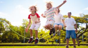ילדים בחופש הגדול |  צילום: FamVeld,Shutterstock הורים וילדים