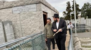 מתן צנגאוקר בציון של הרבי בקווינס|  צילום: דוברות  ברנז'ה
