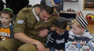 תפילת הורים על ילדיהם בראש חודש סיון  צילום: Gershon Elinson,FLASH 90 תפילה