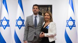 גמליאל ובעלה בטקס השבעת הממשלה. אפריל 2021 צילום: אוליבייה פיטוסי/פלאש90 ברנז'ה