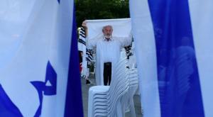 מתכוננים לתפילת יום כיפור בדיזינגוף צילום: Tomer Neuberg/Flash90 חדשות