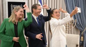 בני הזוג הרצוג עם נועה קירל צילום: עמוס בן גרשום/ לע"מ ברנז'ה