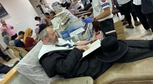 הרב דוד לאו תורם דם צילום: יהודה אוסטרי ברנז'ה