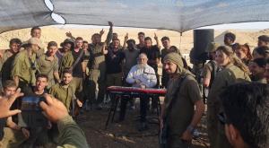 אריאל זילבר עם החיילים צילום: שחר אלוילי ברנז'ה
