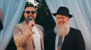 ליאור נרקיס עם הרב לוי ביסטריצקי צילום: צילום מסך ברנז'ה