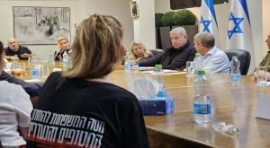 נתניהו עם משפחות החטופים צילום: לע"מ מבזקים