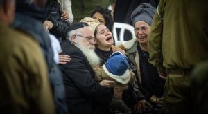 אלמנתו של יהונתן לובר עם בנם בהלוויתו צילום: Yonatan Sindel,Flash90 חדשות