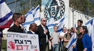 משפחתו של משה תמם ז"ל מחוץ לבית הכלא צילום: Avshalom Sassoni/FLASH90 ביטחון