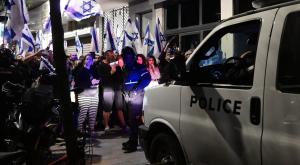 המפגינים מחוץ למספרה בה שהתה שרה נתניהו צילום: Avshalom Sassoni/Flash90 חדשות