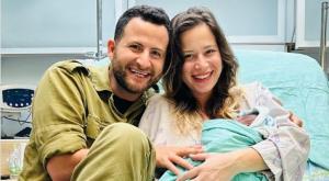 גיא ואביה הוכמן בחדר הלידה צילום: צילום מסך אינסטגרם ברנז'ה