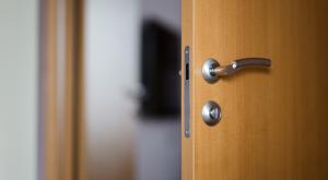 אחי אוכל חמץ בחדר. מה לעשות? צילום: Kostenko Maxim,Shutterstock אוכל