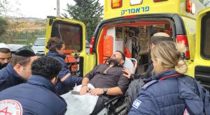 אלמוג כהן פונה לבית החולים צילום: ללא ברנז'ה