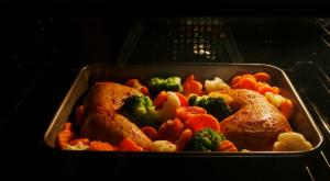 ארוחה בתנור צילום: Agnes Kantaruk,Shutterstock אוכל