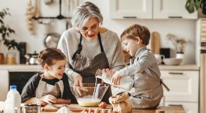 בילוי עם סבתא צילום: Evgeny Atamanenko,Shutterstock הורים וילדים