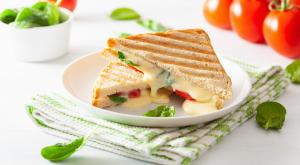 גבינה צהובה צילום: Olga Miltsova,Shutterstock אוכל