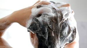 חפיפת שיער צילום: fongbeerredhot,Shutterstock לייף סטייל