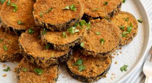 חצילים מטוגנים צילום: Liudmyla Chuhunova,Shutterstock אוכל