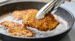טיגון שניצלים צילום: Marian Weyo,Shutterstock אוכל