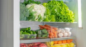 ירקות במקרר צילום: Olga Dzhoshkuner,Shutterstock לייף סטייל