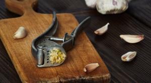 כותש שום צילום: Nadiia Iatsun,Shutterstock לייף סטייל