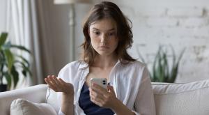 להציץ להודעות - כן או לא? צילום: fizkes,Shutterstock יחסים