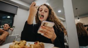 מה קורה כשאוכלים עם הטלפון? צילום: Gorgev,Shutterstock אוכל