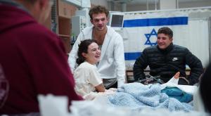 מיה רגב ואחיה איתי לאחר השחרור צילום: ללא ברנז'ה