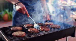 מנגל צילום: PeopleImages.com - Yuri A,Shutterstock אוכל