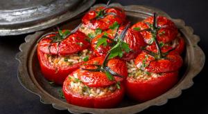 עגבניות ממולאות צילום: Esin Deniz,Shutterstock אוכל