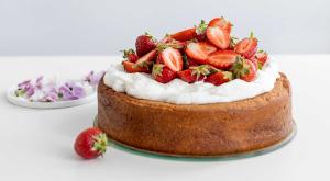 עוגת וניל במילוי קרם מסקרפונה של מאיה דרין צילום: גל בן זאב באדיבות סולתם אוכל