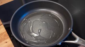 שמן במחבת צילום: MaraZe,Shutterstock אוכל