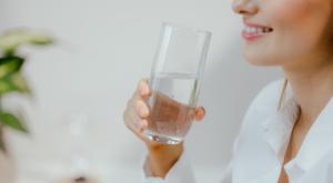 שתיית מים צילום: Sandu Herta,Shutterstock אוכל
