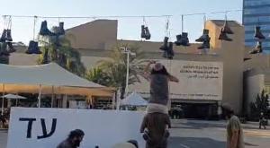 נערי הגבעות אוספים את הנעליים הצבאיות צילום: ללא חדשות