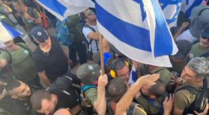 חוסמים את ביתו של לוין צילום: מחאת המילואימניקים אחים לנשק חדשות